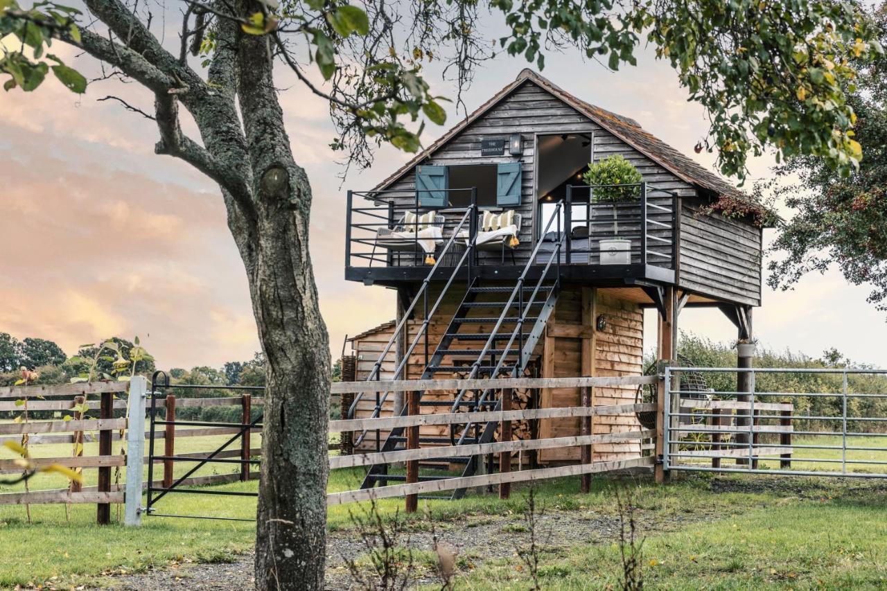The Treehouse At Humblebee Hall Вустер Екстер'єр фото