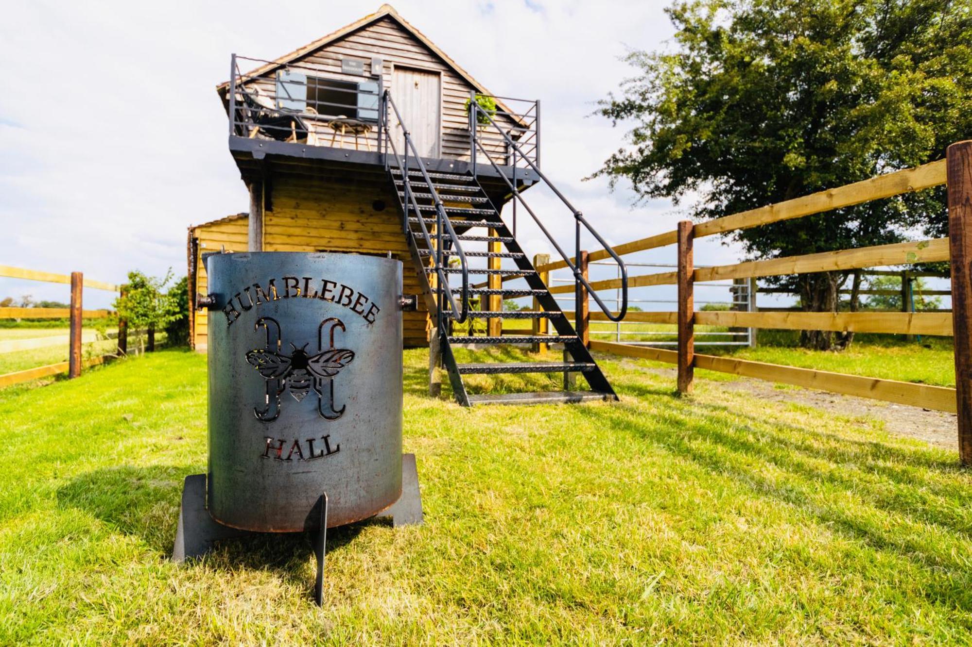 The Treehouse At Humblebee Hall Вустер Екстер'єр фото